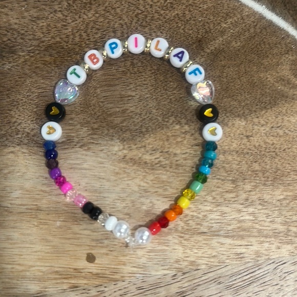 5 for $20 Taylor Swift Bracelet
“The Best People In Life Are Free” - Picture 1 of 2